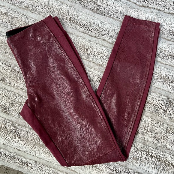 NWT❗️GUESS Red Faux Leather Reptilian Leggings - Picture 3 of 7